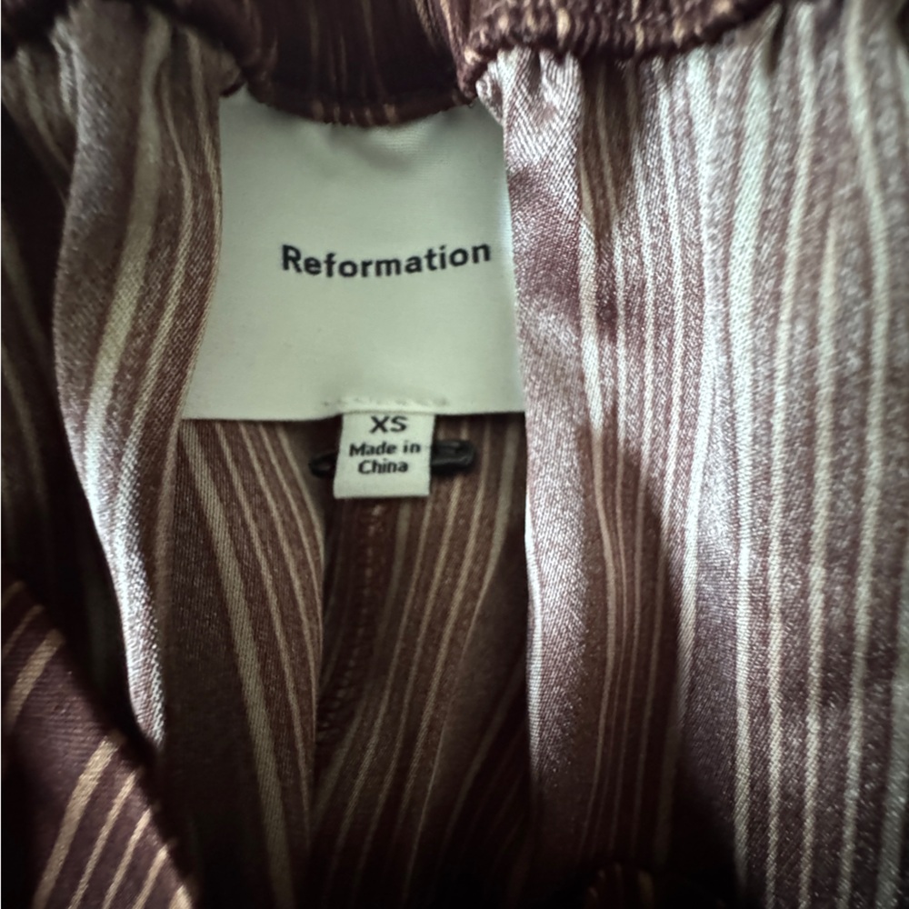 Reformation - XS - Silk Red pants - Picture 3 of 3
